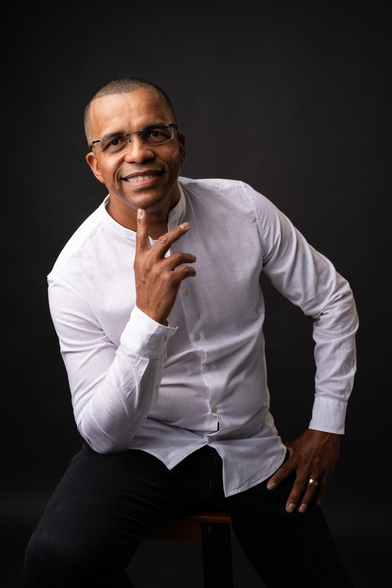 Ap. Isaque Gomes com seu livro